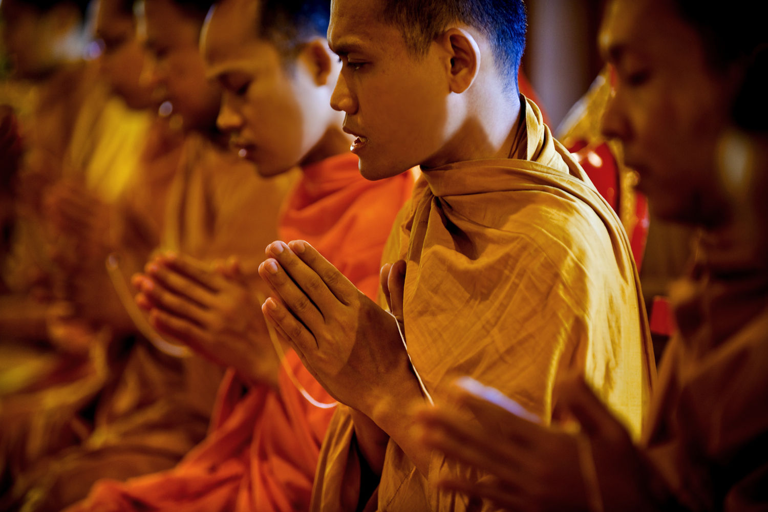 Буддисты молятся